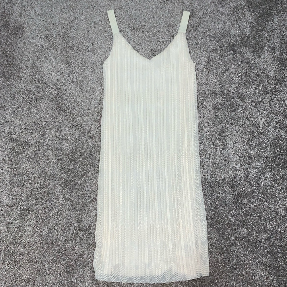 Anthropologie Meadow Rue Pleated V neck Dress - Picture 3 of 7
